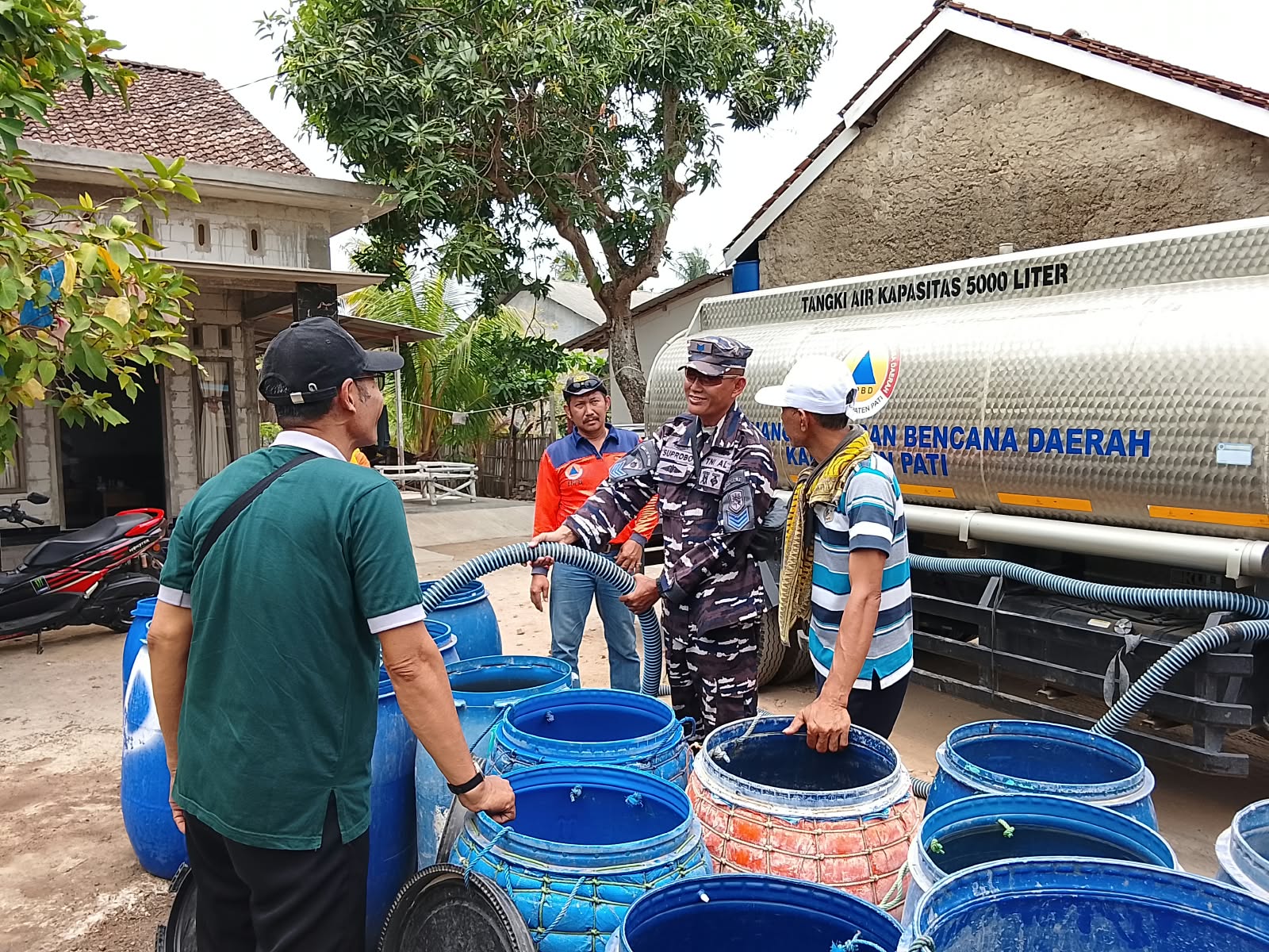 Peduli Warga Terdampak Kekeringan, TNI AL Bersama Instansi Terkait Salurkan 15.000 Liter Air Bersih di Pati