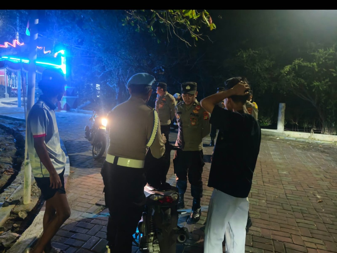Layanan Polisi 110 Jadi Akses Cepat Warga, Polsek Kepulauan Seribu Utara Sosialisasikan Saat Patroli Malam
