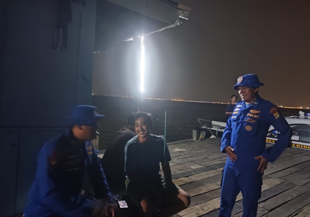 Layanan Polisi 110, Patroli Laut Malam Satpolairud Polres Kepulauan Seribu Sambangi Penjaga Pulau