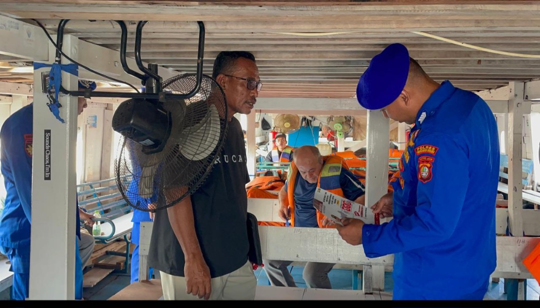 Kontak Layanan Polisi 110 Disosialisasikan, Satpolairud Cek Surat Kapal dan Alat Keselamatan di Kaliadem