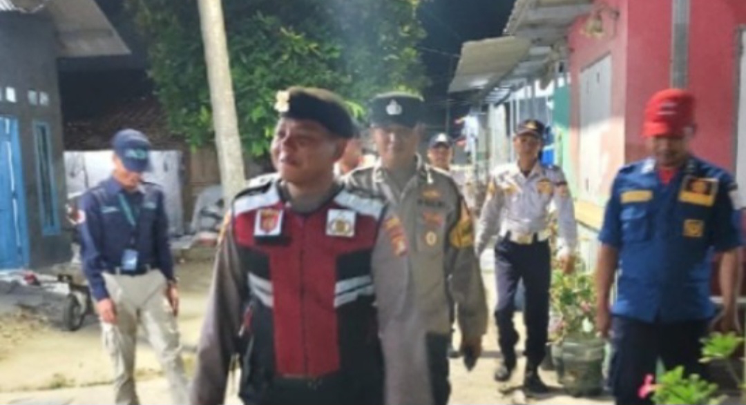 Patroli Malam, Polsek Kepulauan Seribu Selatan Sosialisasikan Layanan Polisi 110 dan Ajak Warga Jaga Kamtibmas