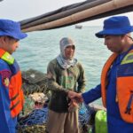 Layanan Polisi 110, Satpolairud Polres Kepulauan Seribu Patroli Laut Sambangi Nelayan dan Penjaga Pulau