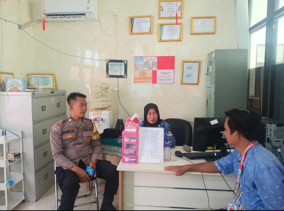 Bhabinkamtibmas Pulau Kelapa Sosialisasikan Layanan Polisi 110 kepada Warga