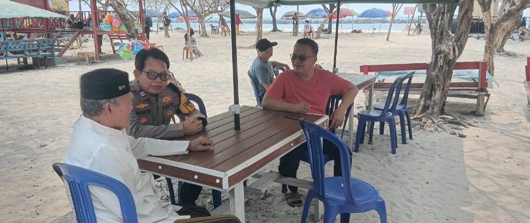 Bhabinkamtibmas Pulau Untung Jawa Sosialisasikan Layanan Polisi 110 kepada Warga