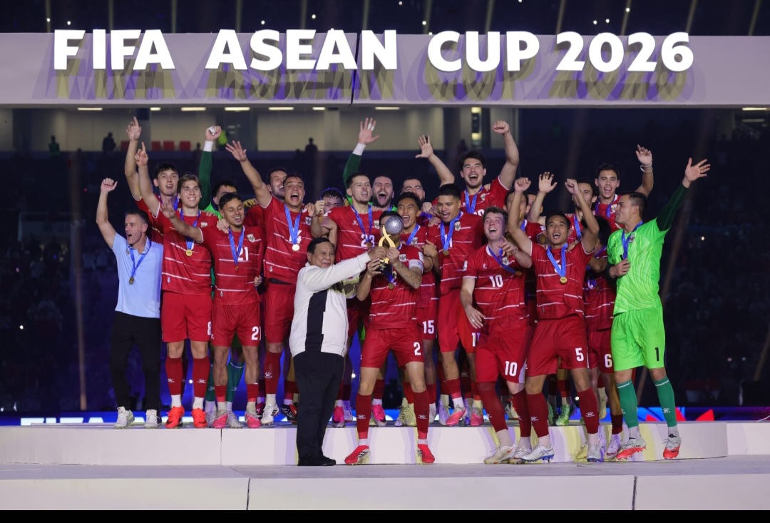 Momen Prabowo Angkat Trofi FIFA ASEAN Cup 2026 Bareng Timnas Indonesia
