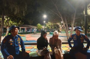 Layanan Polisi 110, Patroli Laut Malam Satpolairud Polres Kepulauan Seribu Sambangi Warga Pulau dan Nelayan
