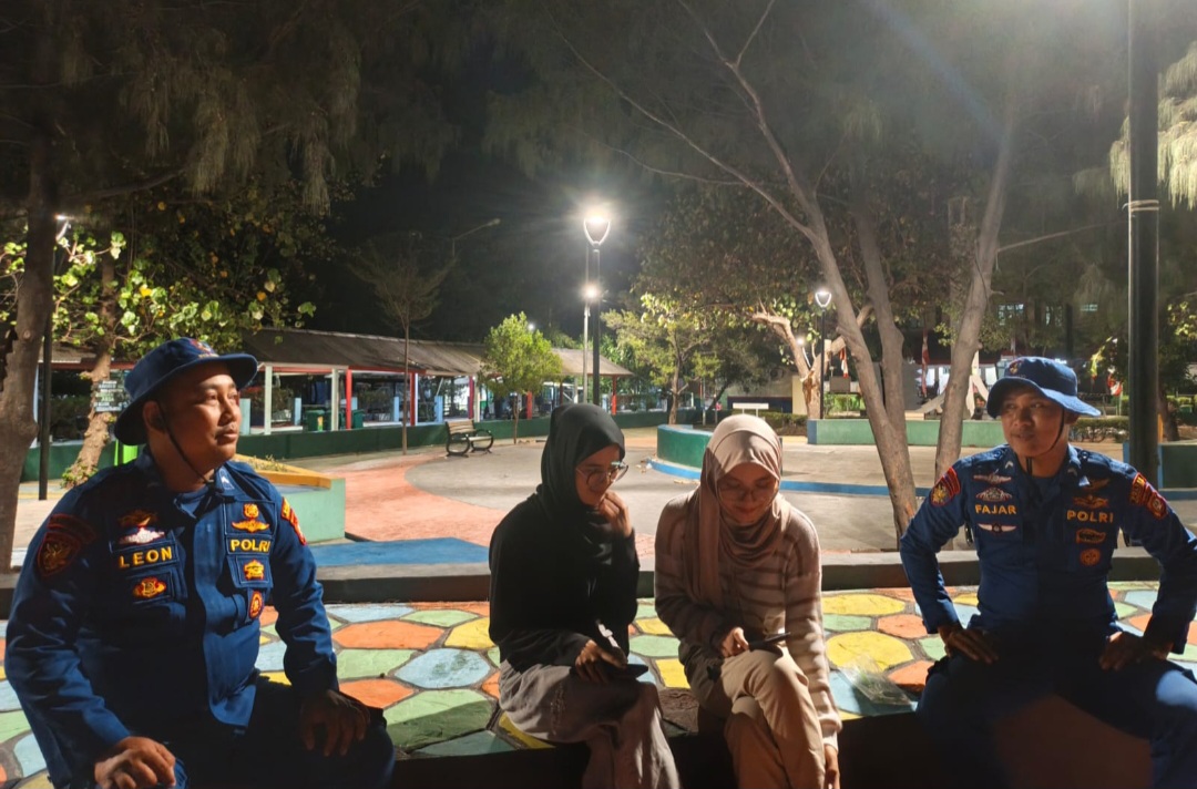 Layanan Polisi 110, Patroli Laut Malam Satpolairud Polres Kepulauan Seribu Sambangi Warga Pulau dan Nelayan