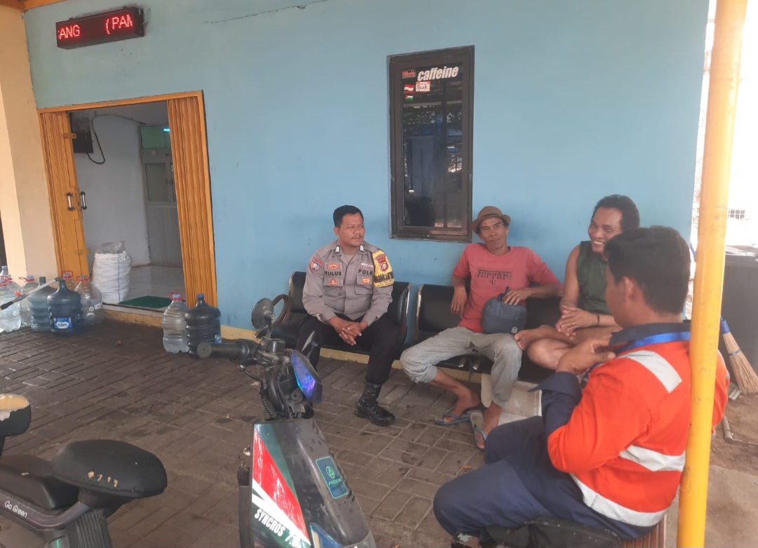 Bhabinkamtibmas Pulau Lancang Sosialisasikan Layanan Polisi 110, Ajak Warga Jaga Keamanan