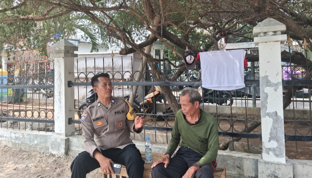 Bhabinkamtibmas Pulau Kelapa Sosialisasikan Layanan Polisi 110, Ajak Warga Jaga Kamtibmas